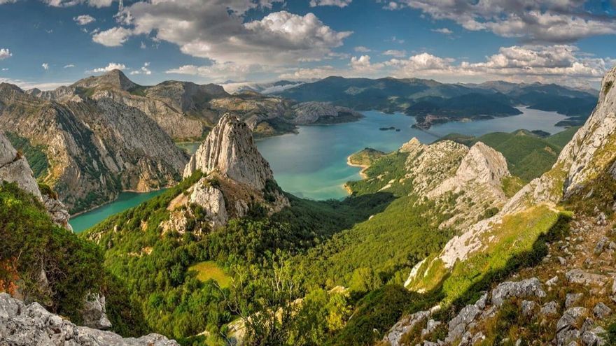 El Cueto Cabrón, el hayedo y la collada de Bachende en Riaño, desde el Gilbo. Foto: Endika Valbuena Alonso  @Llerenes.