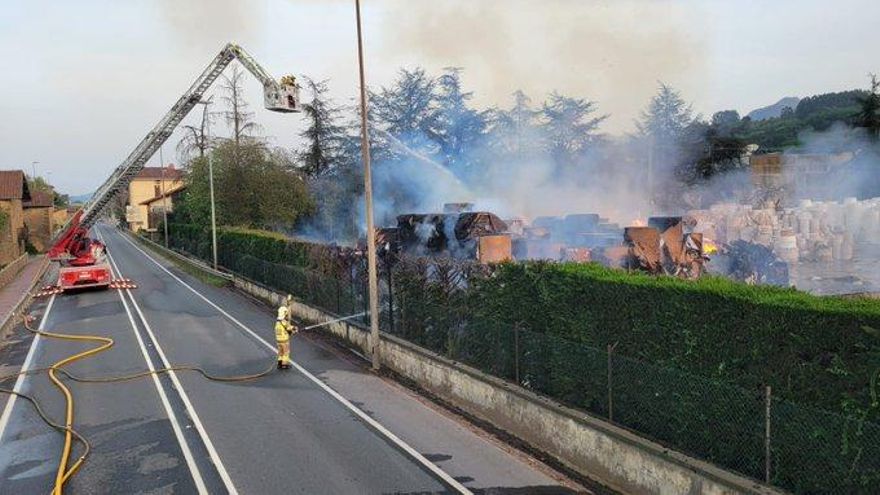 Detenido un trabajador de la papelera de Iurreta por su presunta implicación en el incendio de la empresa del viernes