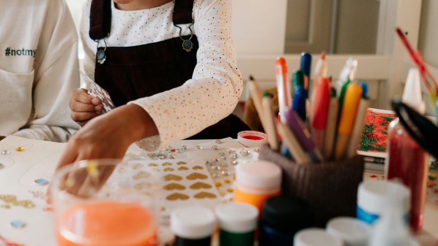 Para esta máscara necesitaremos lápices, rotuladores y algunos materiales más