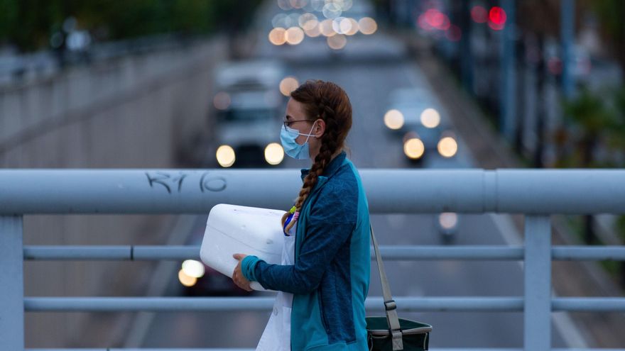 Una sanitaria camina por un puente sobre la Ronda de Dalt de Barcelona. EFE/Enric Fontcuberta/Archivo