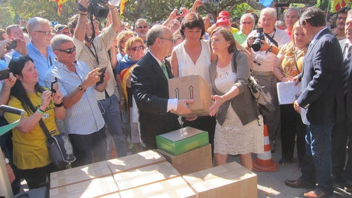 La ANC entrega 750.000 firmas a favor de la independencia, que incluye a menores, extranjeros y no residentes