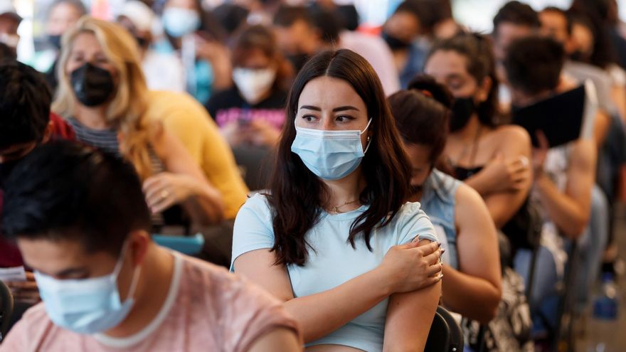 Personas mayores de 18 años reciben la vacuna contra Covid-19 hoy, en Ciudad de México (México). EFE/José Méndez