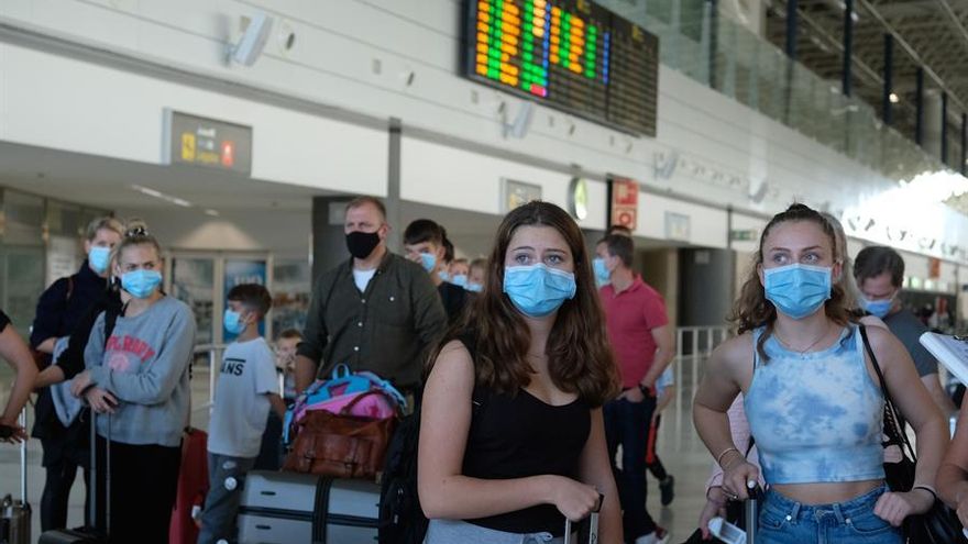 Test COVID-19 solo a turistas: una solución de urgencia para salvar la temporada de invierno en Canarias