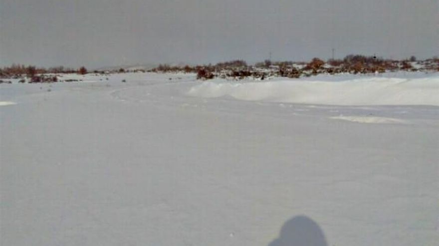 Esto es una carretera de la comarca de Omaña esta mañana, pero hay que adivinarlo.