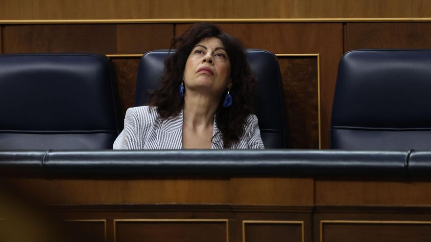 La ministra de Igualdad, Ana Redondo, asiste a la sesión plenaria del Congreso de los Diputados celebrada este martes en Madrid. EFE/ Kiko Huesca