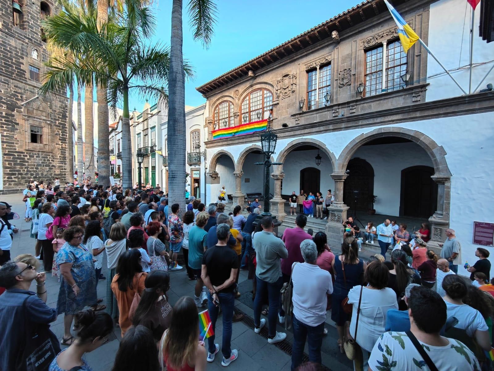 Concentración de rechazo a la agresión lesbófoba este martes en el Ayuntamiento de Santa Cruz de La Palma.