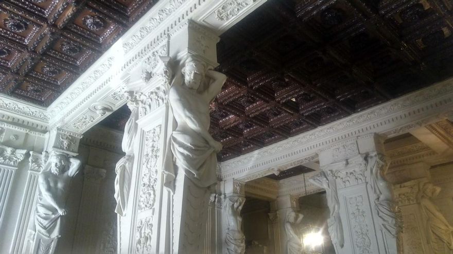 Atlantes y cariátides pueblan el distribuidor de la entrada de los edificios 20 y 22 de la calle Argensola | SOMOS CHUECA