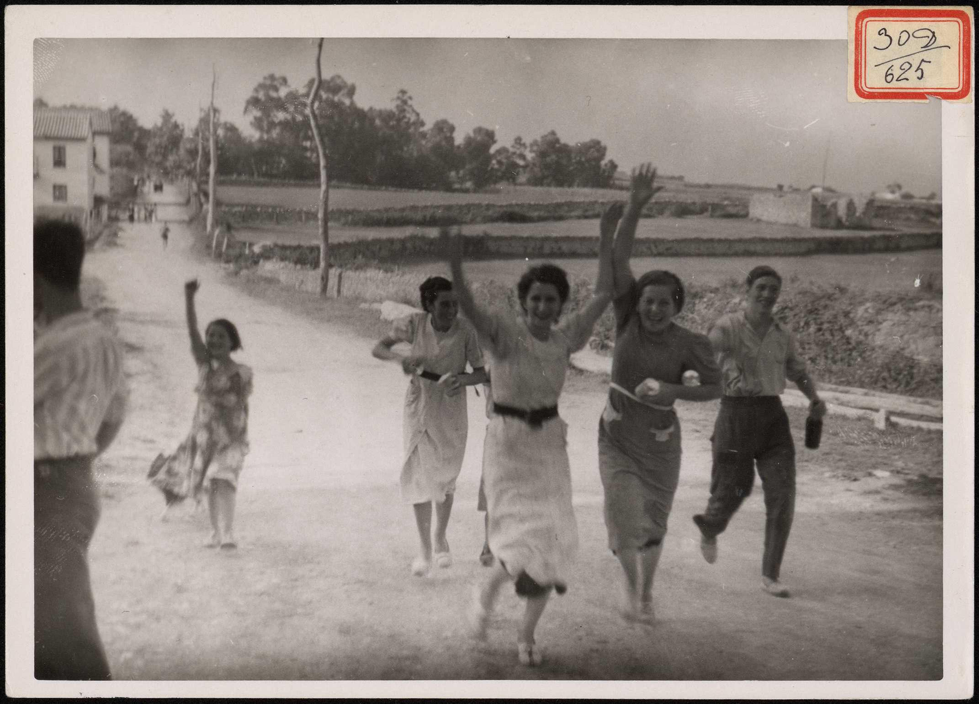 "Público corriendo al encuentro de nuestras tropas en Santander". 25 de agosto de 1937.