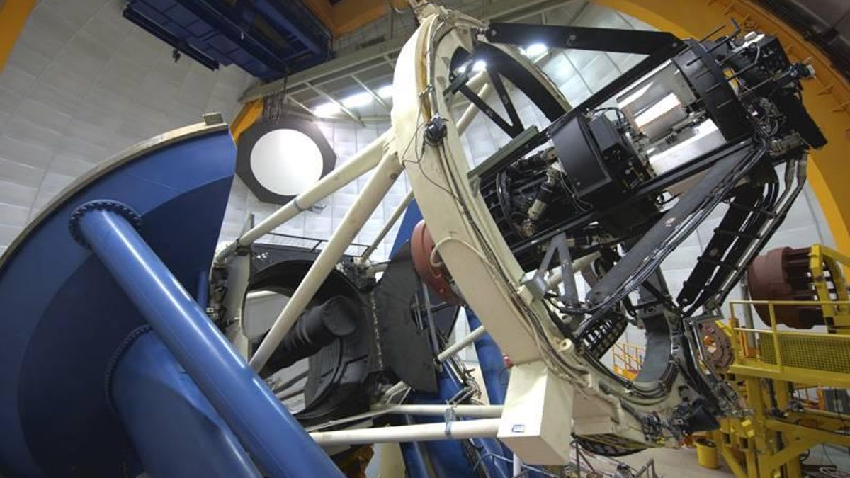 La colaboración DES construyó la cámara digital DECam, de 570 megapíxeles y alta sensibilidad, y la instaló en el telescopio Víctor M. Blanco de 4 metros del Observatorio Interamericano Cerro Tololo, en los Andes chilenos.