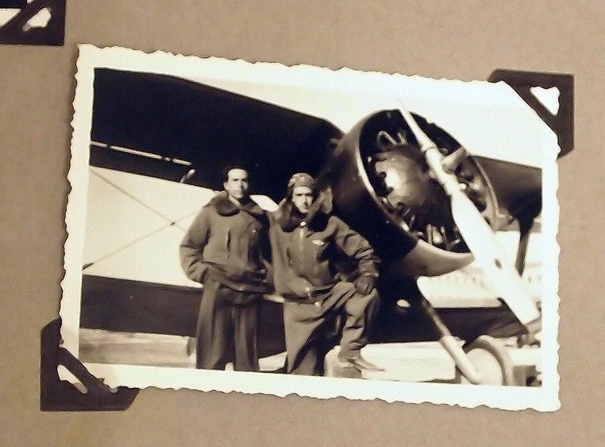 José Pallarés Torres (derecha) junto a un amigo ante un Polikarpov I 15 'Chato' en el aeropuerto de Villanubla.