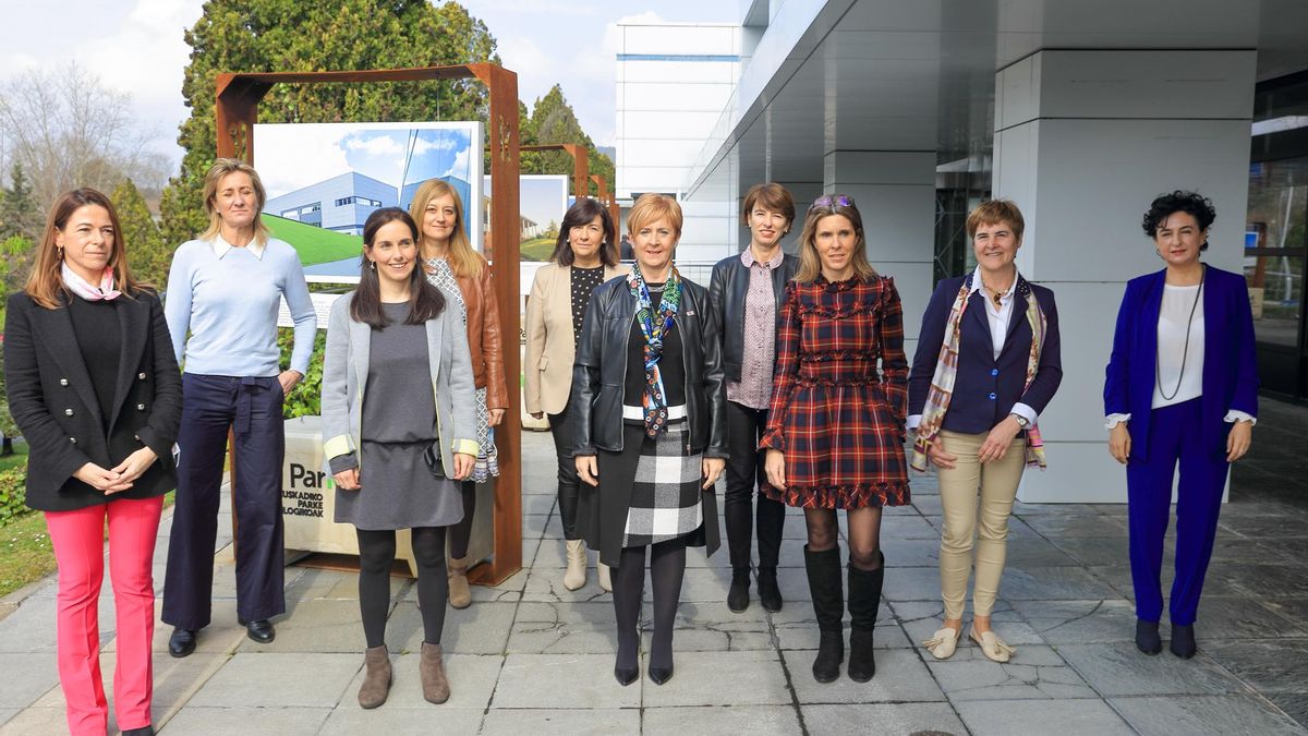 La consejera Tapia, en un encuentro con un centenar de mujeres en Zamudia
