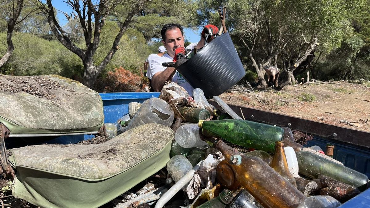Jornada de recogida de basura organizada por la sociedad de cazadores.