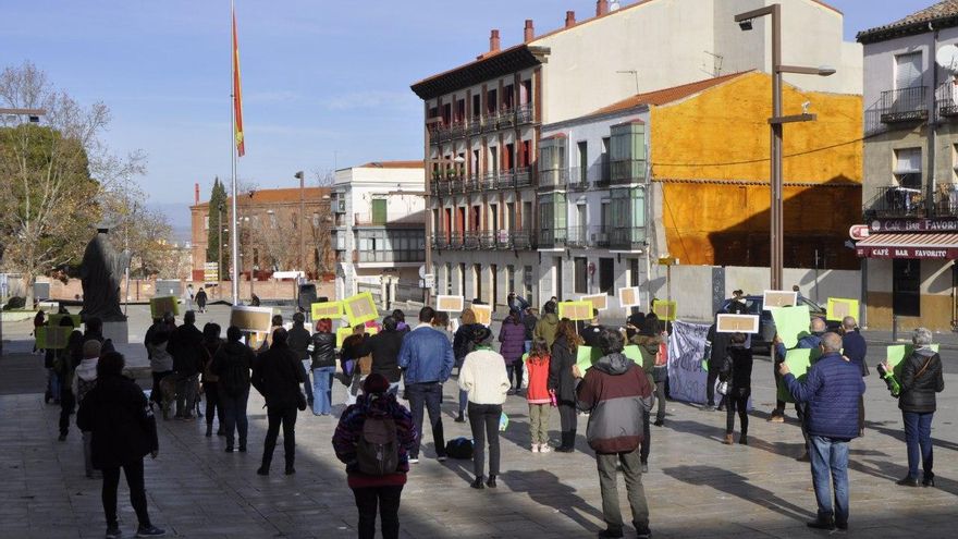 Decenas de personas reclaman contra los recortes en los servicios públicos: "No podemos seguir parados ante el desmantelamiento progresivo"