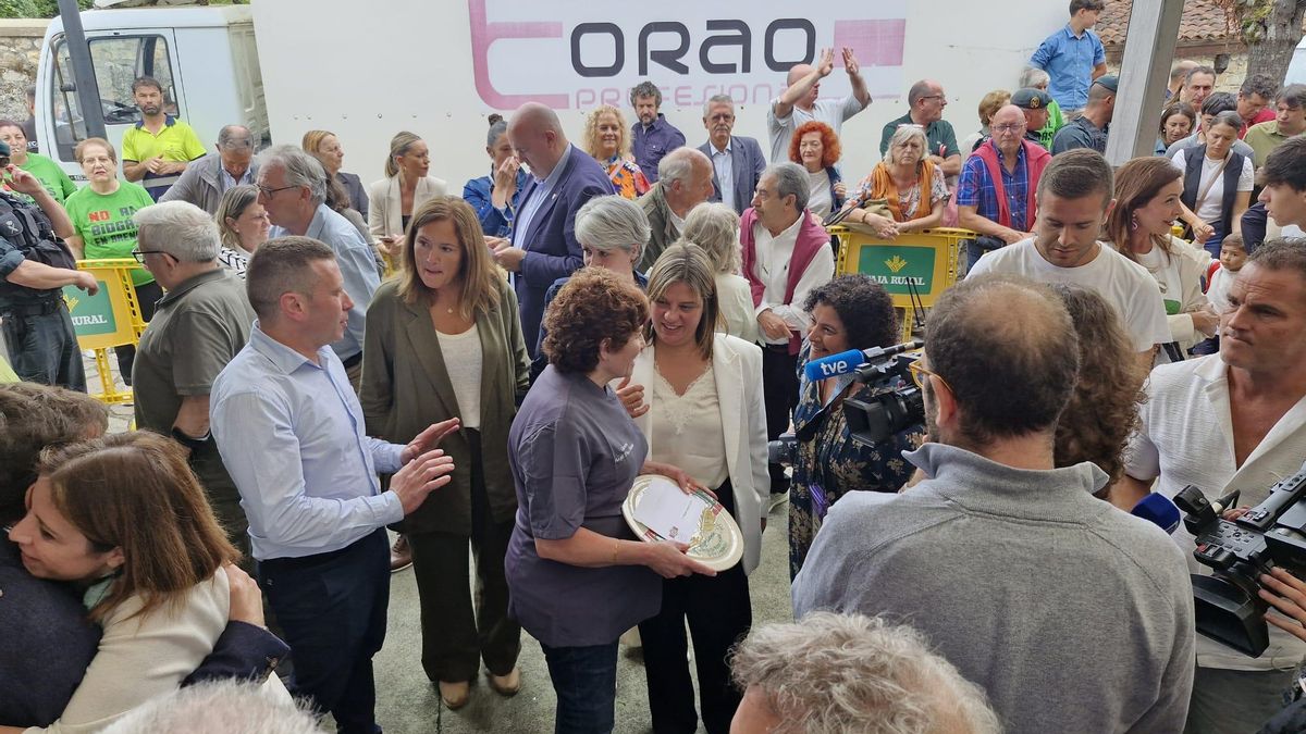 En el centro de la imagen, la vicepresidenta del Principado, Gimena Llamedo, felicita a la ganadora del 53 Certamen del Queso Cabrales, Encarnación Bada, de la Quesería Ángel Díaz Herrero.