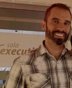 Agustín estudió para sobrecargo de vuelo y consiguió empleo en la empresa de restauración de Renfe, Serveo