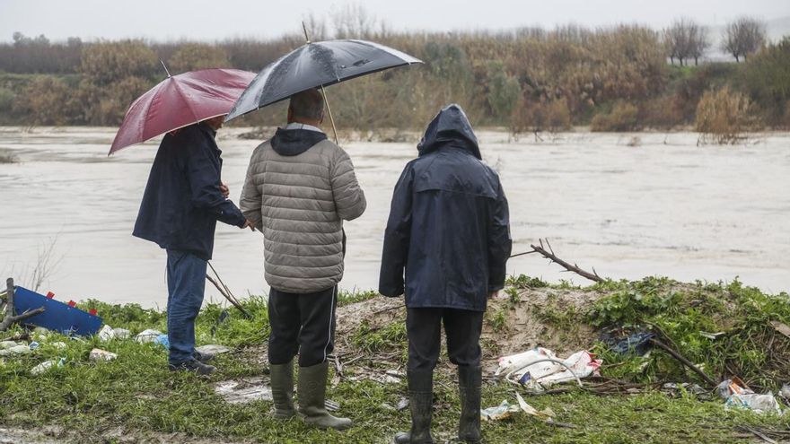 Vecinos vigilan el estado del río a su paso por las parcelaciones
