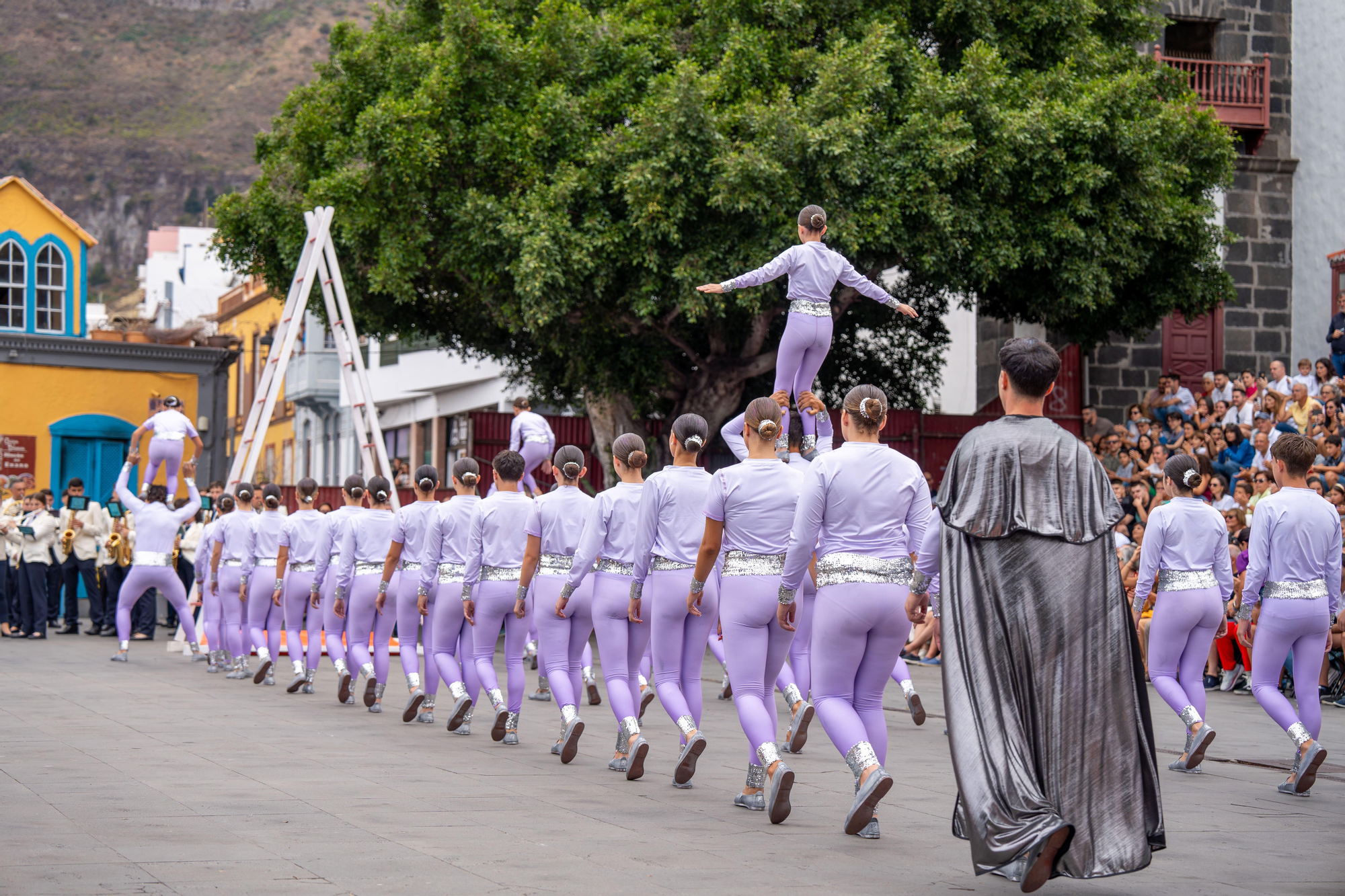 Cuerpos que dibujan el aire: ‘Los Acróbatas’ deslumbran en Santa Cruz de La Palma en la Semana Grande de la Bajada de la Virgen.