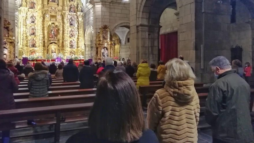 Sólo en la parte central del templo ya se superaba con creces el máximo permitido en esta misa en el interior de la iglesia de San Marcelo, pero más feligreses la seguían desde los laterales.