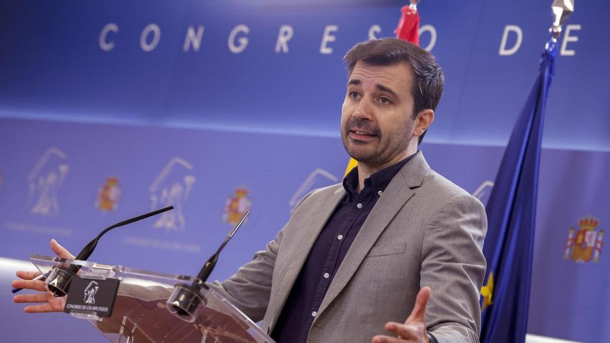 El diputado de Podemos Javier Sánchez Serna durante la rueda de prensa ofrecida en el marco de las reuniones que Mesa y Junta de Portavoces celebran este martes en el Congreso.