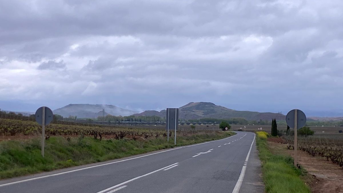 Forestales y un dron para localizar los puntos calientes del incendio en el vertedero de Nájera