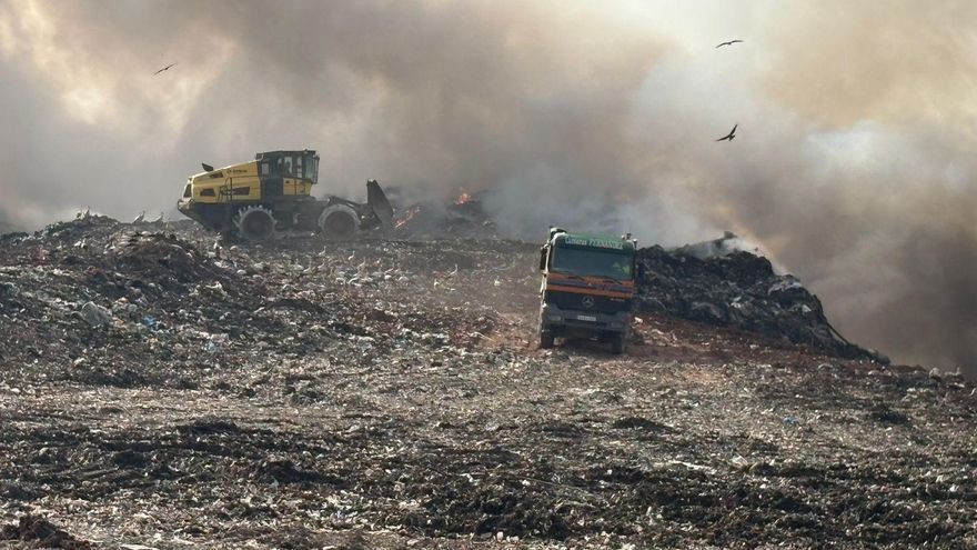 El incendio en el vertedero de Nájera está controlado aunque su extinción se prolongará durante días