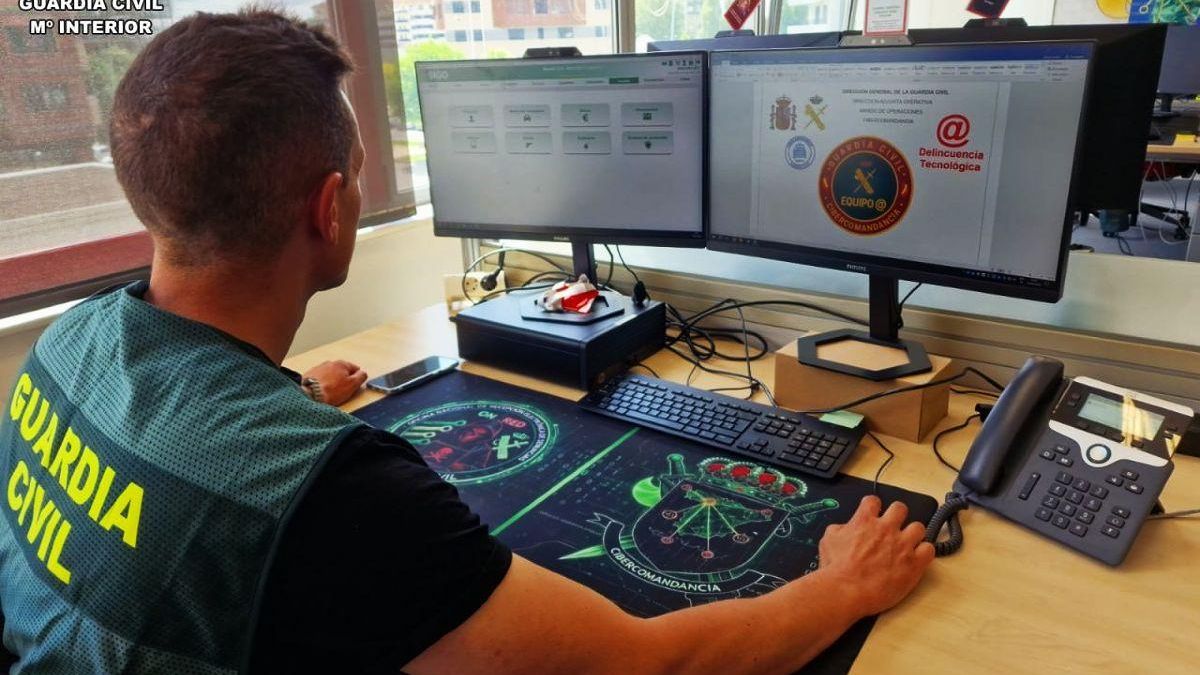 Detienen en Almería a un hombre que estafó por internet 10.000 euros a una empresa de El Bierzo con el método BEC
