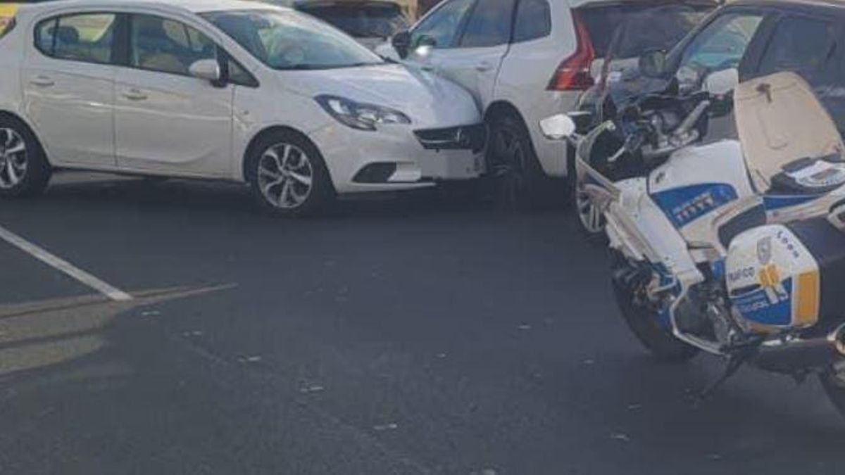 Un vehículo que presuntamente circulaba en dirección contraria impacta contra otros estacionados en El Sebadal