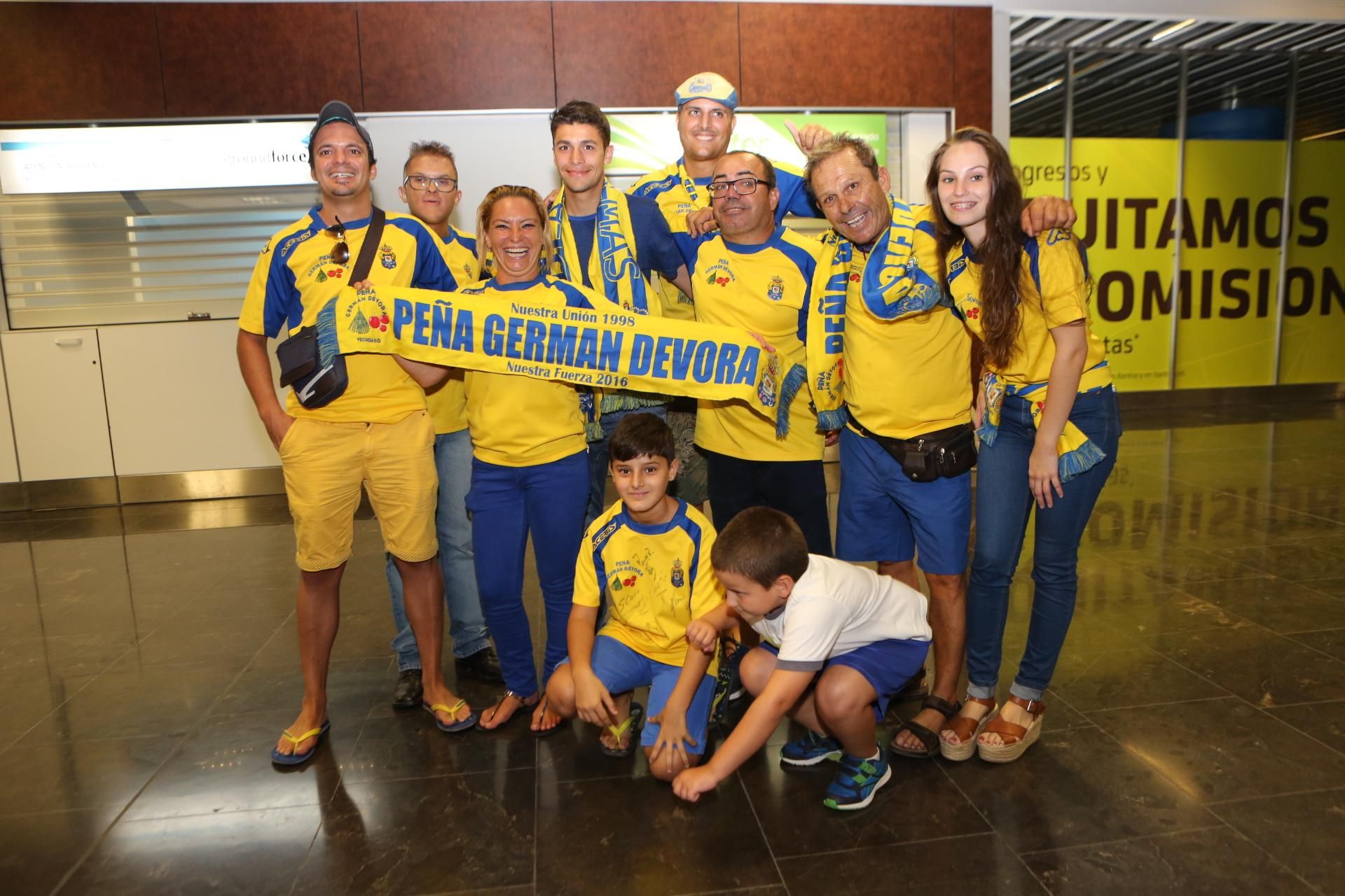 La llegada de Mateo García al aeropuerto de Gran Canaria. Alejandro Ramos.