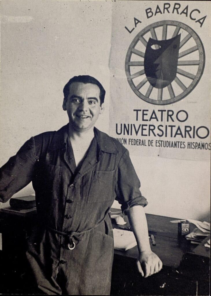 Lorca con el logotipo de La Barraca, diseñado por Benjamín Palencia.