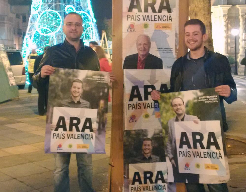 Josep Barberà, cabeza de lista de 'Ara País Valencià', durante la pegada de carteles