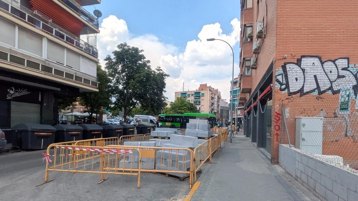 Material de obra apilado y perimetrado en la calle de Matilde Hernández