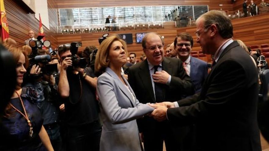 María Dolores de Cospedal saludando al alcalde de León y procurador 'popular' en las Cortes, Antonio Silván.