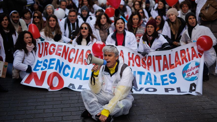 Médicos 'náufragos' en las Urgencias de Madrid: "Te vuelves un cínico para sobrevivir"