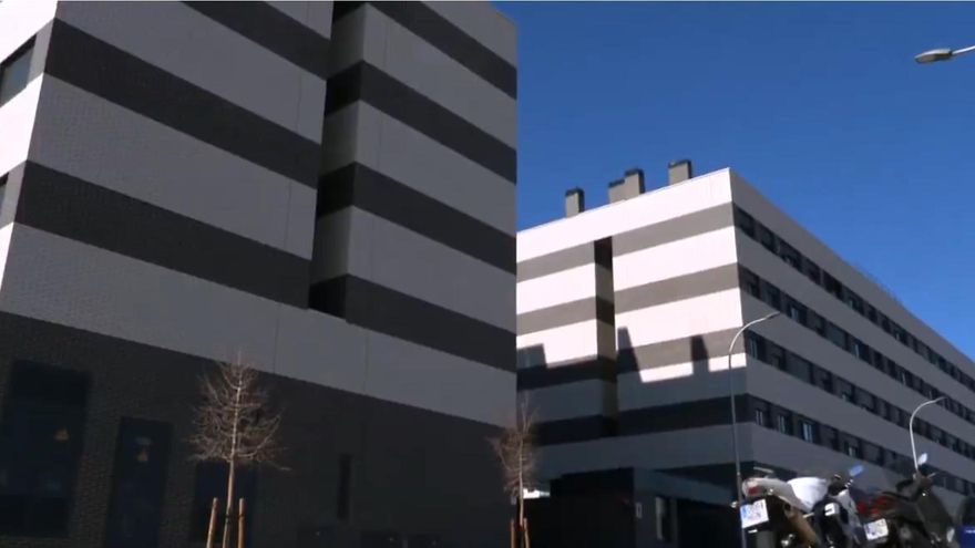 60 días con okupas en Carabanchel: la inmobiliaria señala una "mediación legal" en marcha para echarles, pero no da fecha