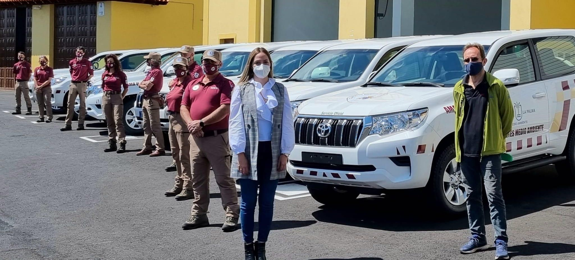 María Rodríguez junto a la nueva flota de vehículos.