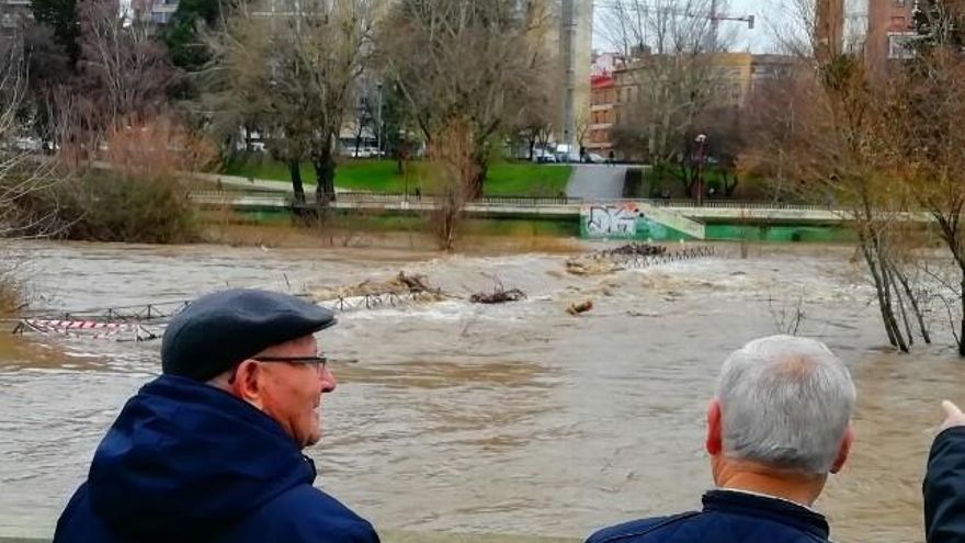 Máxima expectación esta mañana en la zona del río en León capital. / C.J.D.
