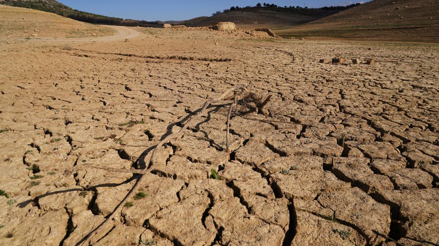 Los restos del antiguo pueblo de Peñarubia han quedado al descubierto por la ausencia de agua en el embalse de Guadalteba a causa de la extrema sequía.