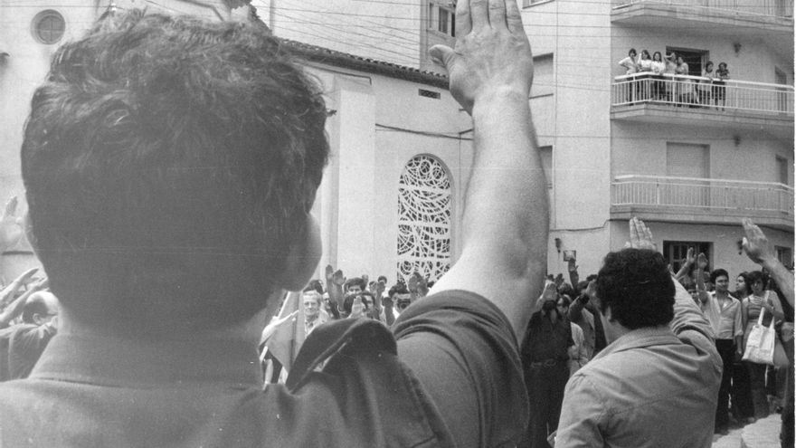 Imagen publicada en El Maresme, número 80, de la fecha 8 al 14 de junio de 1979. Las fotografías aparecen en el reportaje 'Invasión ultra en Arenys de Munt', sobre una concentración ultraderechista en esta localidad del Maresme.