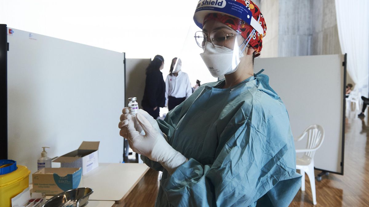 Archivo - Una profesional sanitaria sostiene un vial con la vacuna de AstraZeneca en el Palacio de Exposiciones y Congresos de Santander.