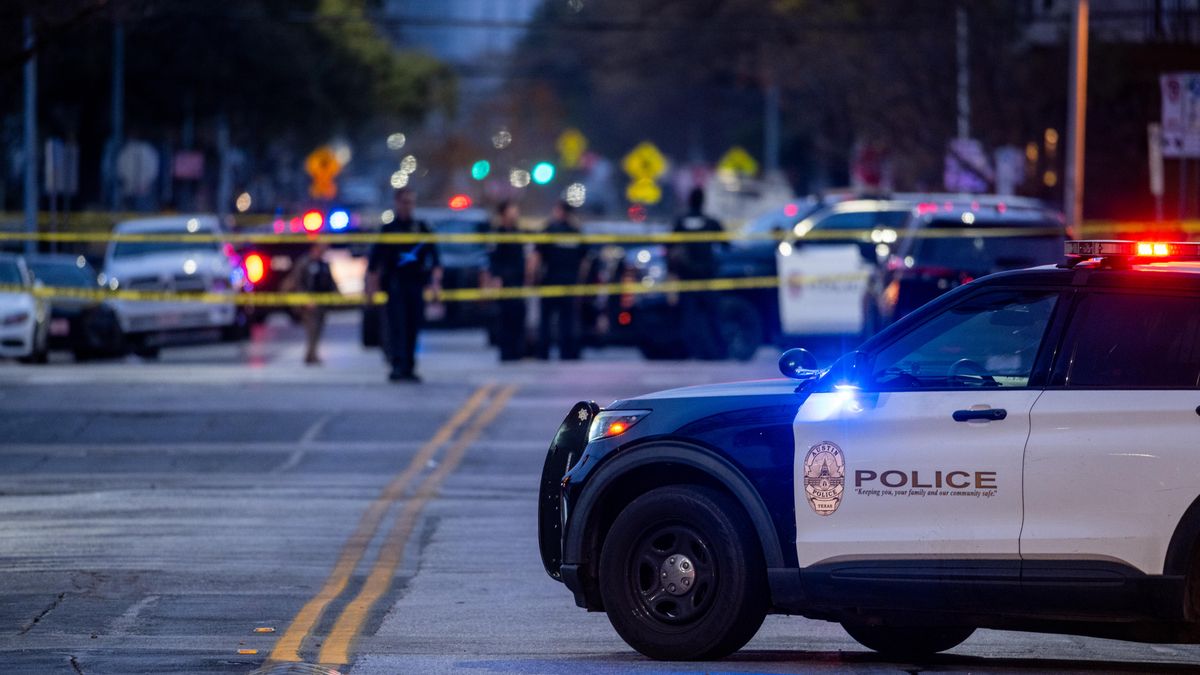 La policía patrulla cerca del bar Buford's, en el centro de Austin, el 1 de marzo de 2026, donde tres personas han fallecido y otras 14 han sido hospitalizadas tras un tiroteo ocurrido la madrugada del domingo.