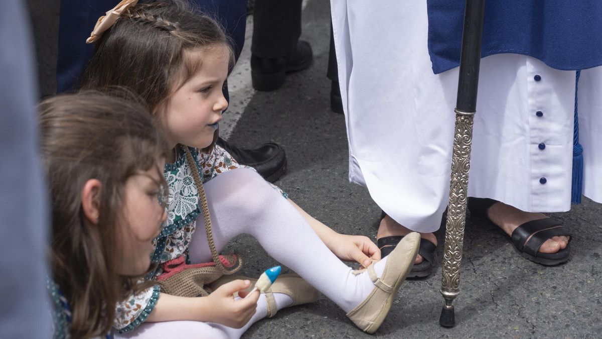 Pequeñas descansando y degustando sus caramelos al paso de los Negritos