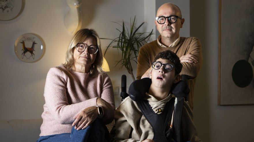 El jove té una mica de contacte visual. Mira. De vegades costa, de vegades cal esperar, però ho aconsegueix. I no mira a tothom per igual. És selectiu.