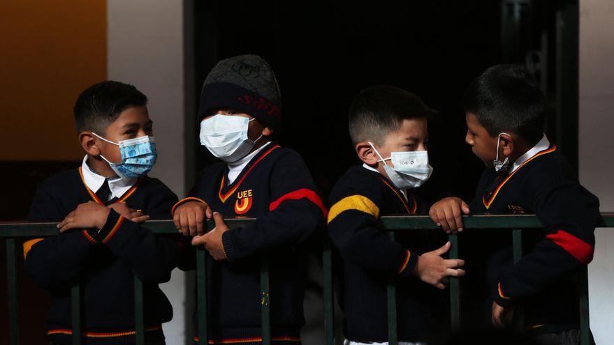 Ecuador controla precios de mascarillas tras alza por la obligación de uso en escuelas