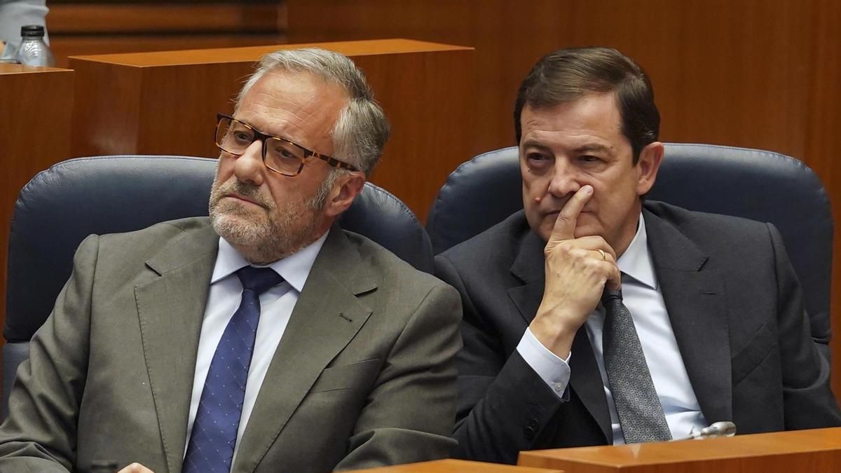 Mañueco y Martínez pugnan en las Cortes por ver a quién se le atragantará el 29N