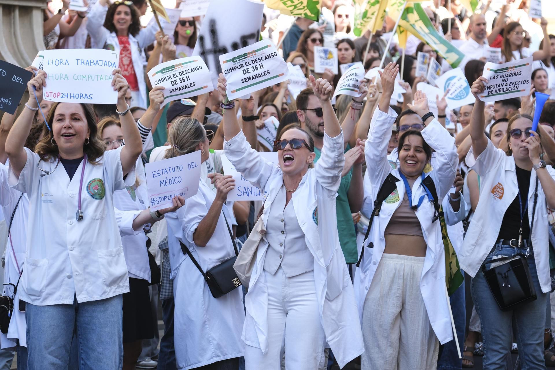 Varios centenares de médicos protestan este viernes frente a la Subdelegación del Gobierno en Santa Cruz de Tenerife para mostrar su rechazo por la reforma del Estatuto Marco planteada por el Ministerio de Sanidad.