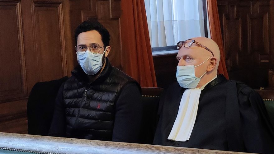 El rapero Valtònyc (i) comparece ante el Tribunal de Casación de Bélgica, la última instancia judicial que analizará la euroorden contra Valtonyc, después de que el Tribunal de Apelación de Gante rechazase la entrega a España. EFE/ Javier Albisu