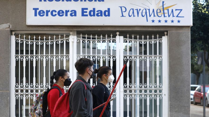 Un grupo de voluntarios camian junto a la residencia tercera edad Parqueluz en Catarroja. "Me vino a la cabeza la riada del 57", pensó Antonio al ver cómo se desbordaba el río que pasa junto a la residencia de mayores en la que vive en Catarroja (Valencia), cuyos trabajadores se han volcado para que los ancianos puedan afrontar su día a día tras la dana con la mayor normalidad y calma posible pese a las dificultades. EFE/Miguel Ángel Polo