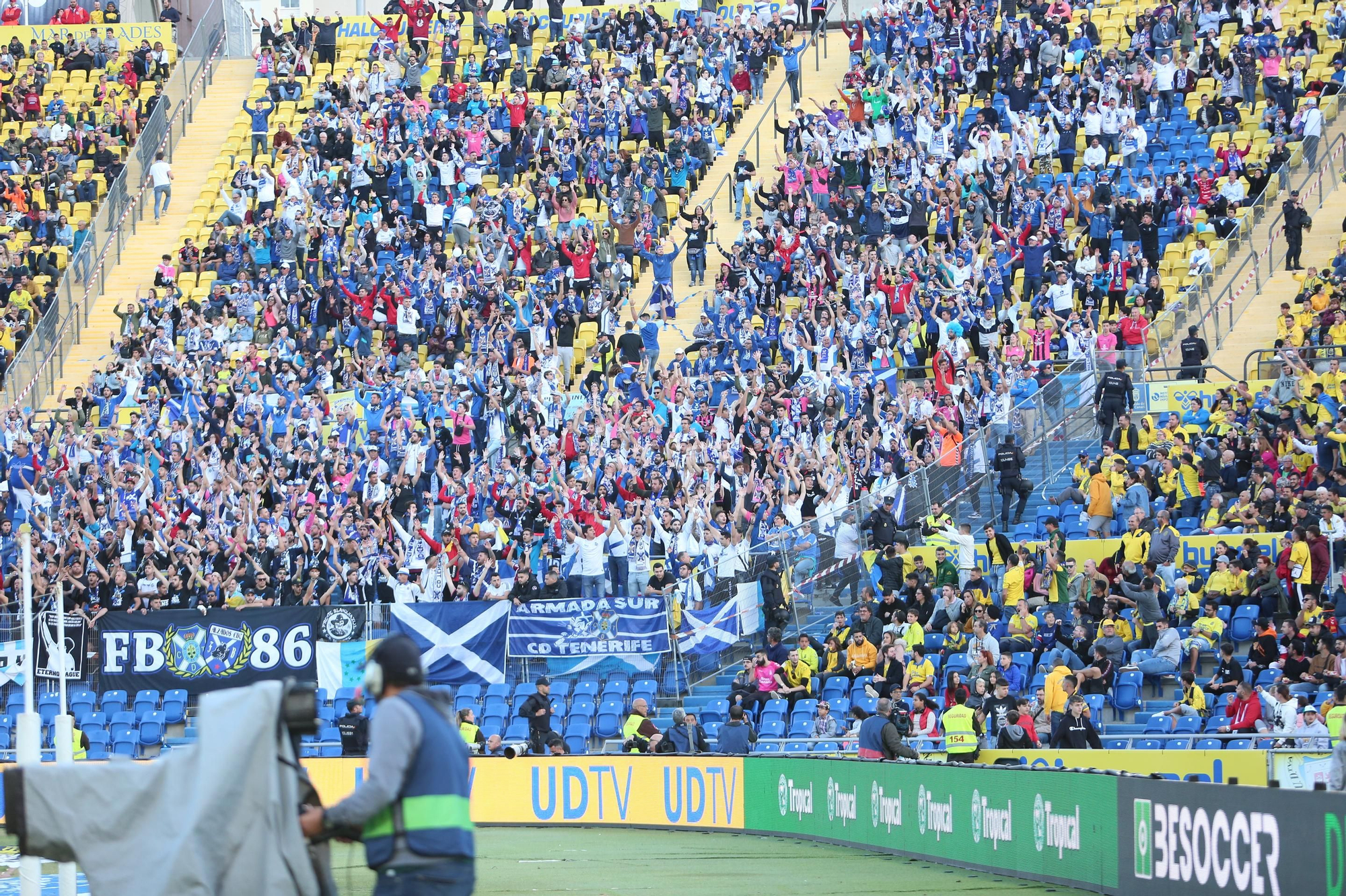 Afición del CD Tenerife en el Estadio de Gran Canaria.