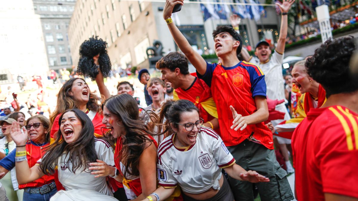 La afición de España celebra la victoria de la Selección en las calles de Nueva York