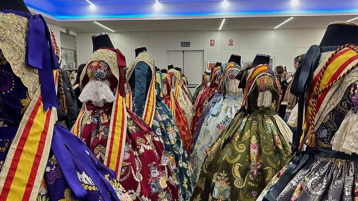 Algunos de los trajes expuestos.